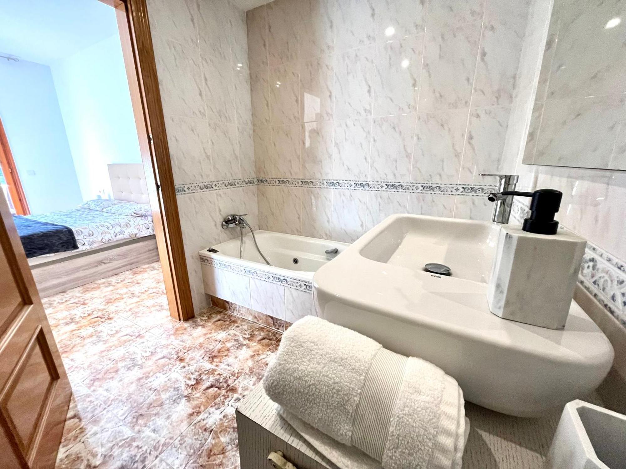 Amplio Apartamento, 5 Camas サン・エステヴェ・セスロヴィレス エクステリア 写真